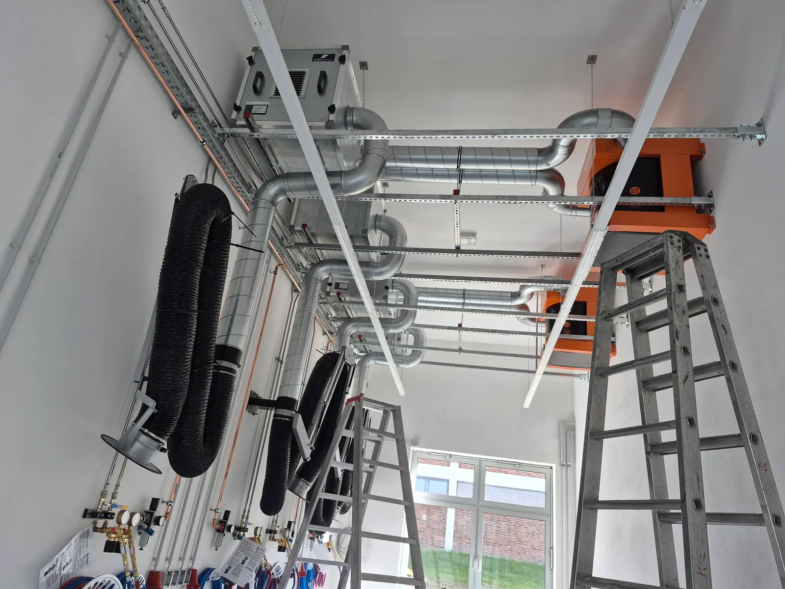 Montage im laufenden Bau, Kanaltrasse unter der Decke